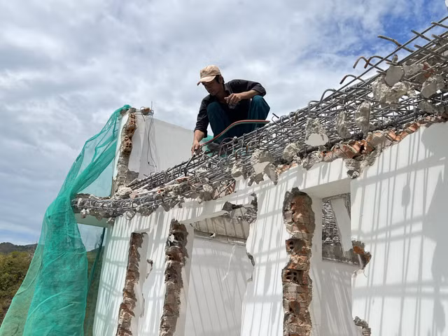 'Cắt ngọn' nhiều công trình vi phạm tại dự án Ocean View Nha Trang - Hình 8 'Cat ngon' nhieu cong trinh vi pham tai du an Ocean View Nha Trang-Hinh-8