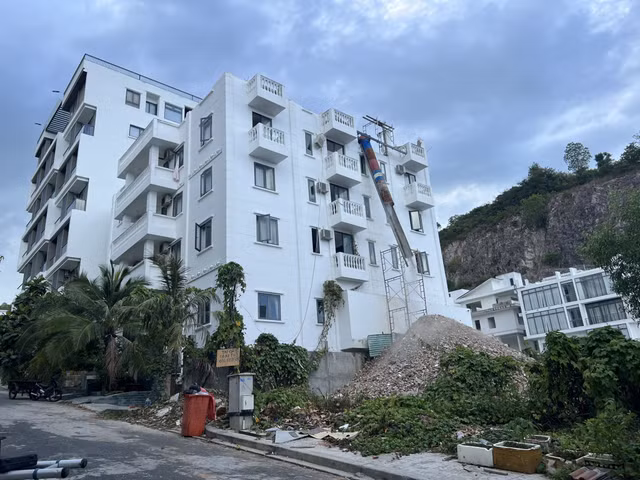 'Cắt ngọn' nhiều công trình vi phạm tại dự án Ocean View Nha Trang - Hình 3 'Cat ngon' nhieu cong trinh vi pham tai du an Ocean View Nha Trang-Hinh-3