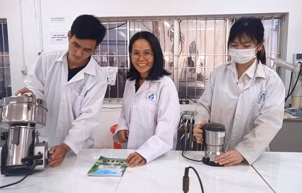 PGS.TS Lê Thị Kim Phụng: Cứ theo đuổi tận cùng đam mê, quả ngọt sẽ tới PGS.TS Le Thi Kim Phung: Cu theo duoi tan cung dam me, qua ngot se toi