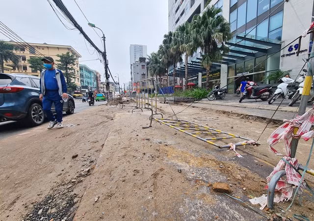 Dân khổ sở khi dự án mở rộng phố Vũ Trọng Phụng quá chậm tiến độ - Hình 2 Dan kho so khi du an mo rong pho Vu Trong Phung qua cham tien do-Hinh-2