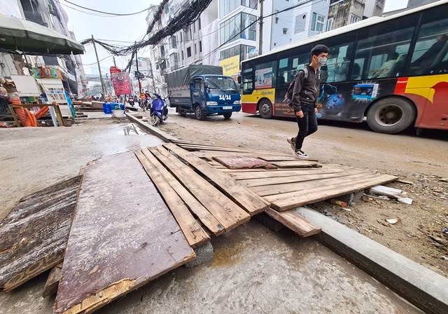 Dân khổ sở khi dự án mở rộng phố Vũ Trọng Phụng quá chậm tiến độ - Hình 17 Dan kho so khi du an mo rong pho Vu Trong Phung qua cham tien do-Hinh-17