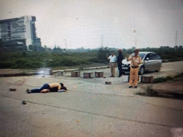 CSGT đứng nhìn cô gái bị đâm chết tạm thời không được ra chốt - Hình 2 CSGT dung nhin co gai bi dam chet tam thoi khong duoc ra chot-Hinh-2