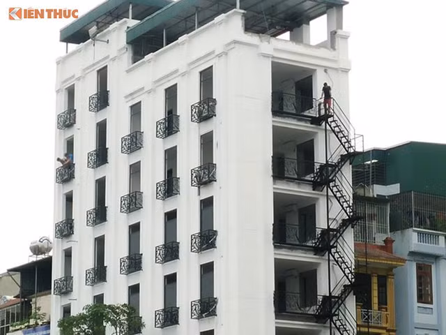 Công trình 283 Trần Khát Chân nằm ngay gần trụ sở UBND phường Thanh Nhàn vẫn nghiễm nhiên xây dựng vượt tầng gây bức xúc dư luận.