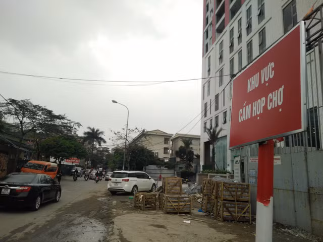 Hà Nội: Chợ tạm, không phép "mọc" ngang nhiên tại quận Cầu Giấy - Hình 4 Ha Noi: Cho tam, khong phep
