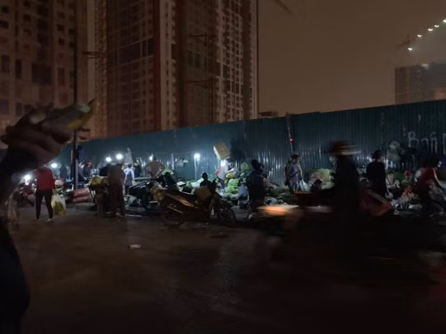 Hà Nội: Chợ tạm, không phép "mọc" ngang nhiên tại quận Cầu Giấy - Hình 2 Ha Noi: Cho tam, khong phep