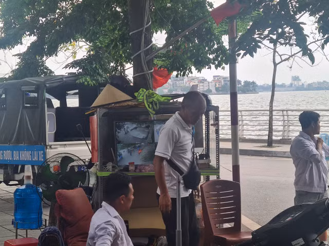 Thanh tra giao thông quận Tây Hồ dẹp bãi xe không phép ở phường Bưởi - Hình 4 Thanh tra giao thong quan Tay Ho dep bai xe khong phep o phuong Buoi-Hinh-4