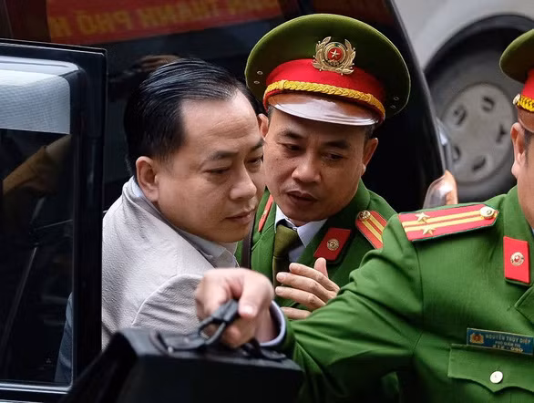 Can mat 2 cuu chu tich Da Nang ra toa vi lien quan Vu 'nhom'-Hinh-3