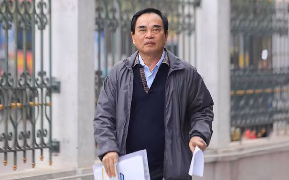 Cận mặt 2 cựu chủ tịch Đà Nẵng ra toà vì liên quan Vũ 'nhôm' Can mat 2 cuu chu tich Da Nang ra toa vi lien quan Vu 'nhom'