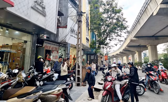 Tiêu dùng trước Tết: Trung tâm thương mại ế ẩm, hàng chợ đắt khách Tieu dung truoc Tet: Trung tam thuong mai e am, hang cho dat khach