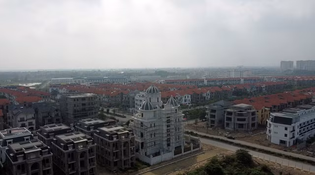 Cận cảnh nhiều biệt thự khủng bên trong khu đô thị mới Phú Lương - Hình 5 Can canh nhieu biet thu khung ben trong khu do thi moi Phu Luong-Hinh-5