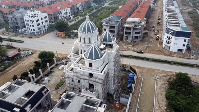 Cận cảnh nhiều biệt thự khủng bên trong khu đô thị mới Phú Lương - Hình 6 Can canh nhieu biet thu khung ben trong khu do thi moi Phu Luong-Hinh-6