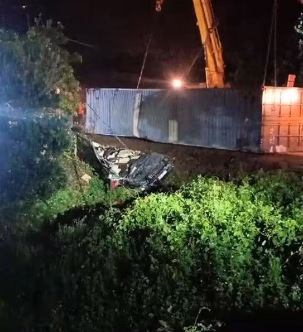 Tai nan o Quang Ninh: Ca 3 nguoi tren xe limousine tu nan, co 1 nu giam doc-Hinh-5