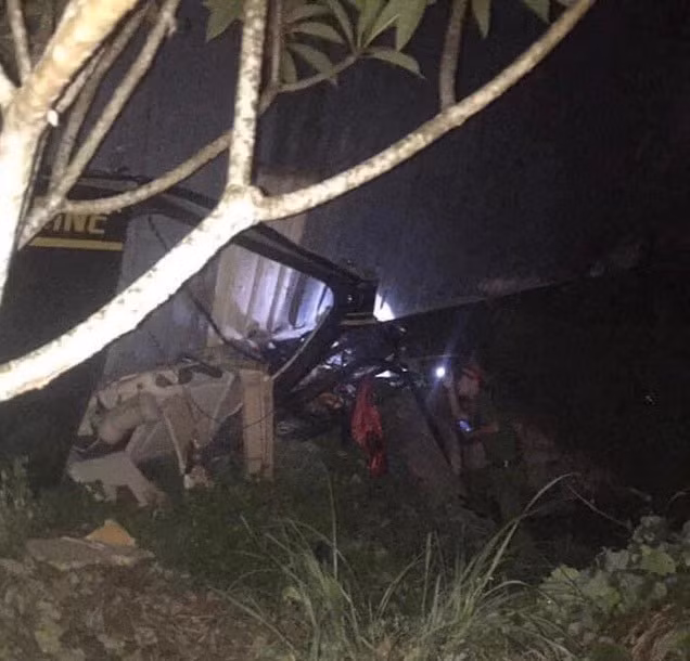 Tai nan o Quang Ninh: Ca 3 nguoi tren xe limousine tu nan, co 1 nu giam doc-Hinh-2