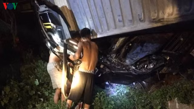 Tai nan o Quang Ninh: Ca 3 nguoi tren xe limousine tu nan, co 1 nu giam doc-Hinh-3