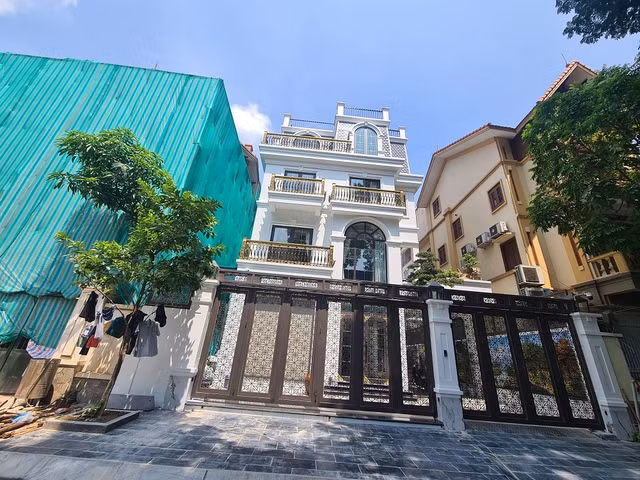 Hà Nội: Hàng quán lấn chiếm vỉa hè, biệt thự đua nhau cơi nới ở KĐT Mỹ Đình 2 - Hình 8 Ha Noi: Hang quan lan chiem via he, biet thu dua nhau coi noi o KDT My Dinh 2-Hinh-8