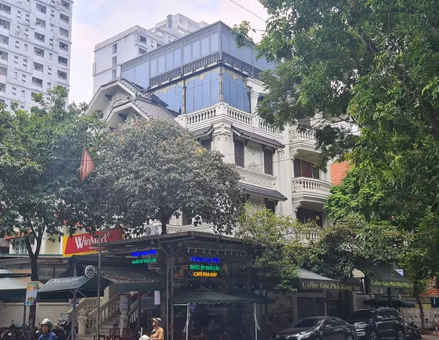 Hà Nội: Hàng quán lấn chiếm vỉa hè, biệt thự đua nhau cơi nới ở KĐT Mỹ Đình 2 - Hình 7 Ha Noi: Hang quan lan chiem via he, biet thu dua nhau coi noi o KDT My Dinh 2-Hinh-7