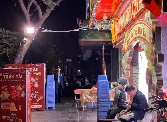 Mùng 10 tháng Giêng: Từ tờ mờ sáng đã xếp hàng lấy số đợi mua vàng - Hình 2 Mung 10 thang Gieng: Tu to mo sang da xep hang lay so doi mua vang-Hinh-2