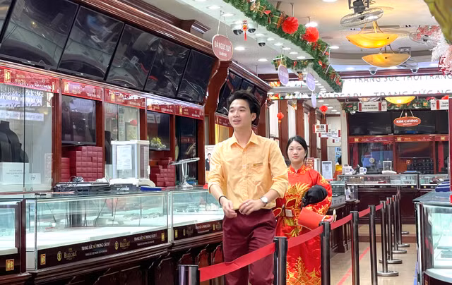 Mùng 10 tháng Giêng: Từ tờ mờ sáng đã xếp hàng lấy số đợi mua vàng - Hình 8 Mung 10 thang Gieng: Tu to mo sang da xep hang lay so doi mua vang-Hinh-8