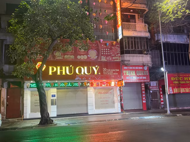 Mùng 10 tháng Giêng: Từ tờ mờ sáng đã xếp hàng lấy số đợi mua vàng - Hình 4 Mung 10 thang Gieng: Tu to mo sang da xep hang lay so doi mua vang-Hinh-4