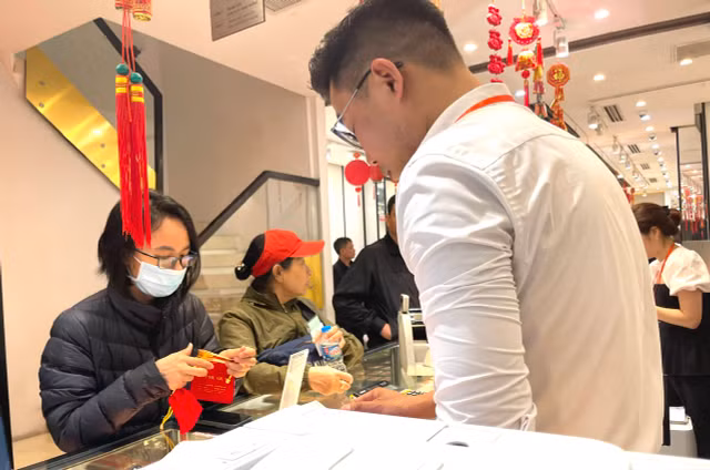 Mùng 10 tháng Giêng: Từ tờ mờ sáng đã xếp hàng lấy số đợi mua vàng - Hình 14 Mung 10 thang Gieng: Tu to mo sang da xep hang lay so doi mua vang-Hinh-14