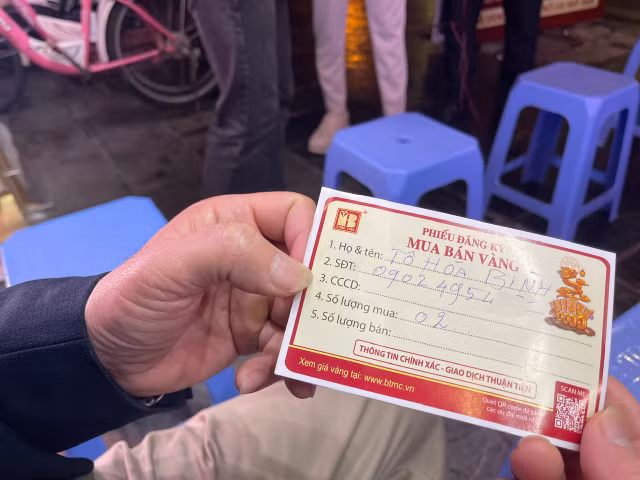 Mùng 10 tháng Giêng: Từ tờ mờ sáng đã xếp hàng lấy số đợi mua vàng - Hình 3 Mung 10 thang Gieng: Tu to mo sang da xep hang lay so doi mua vang-Hinh-3
