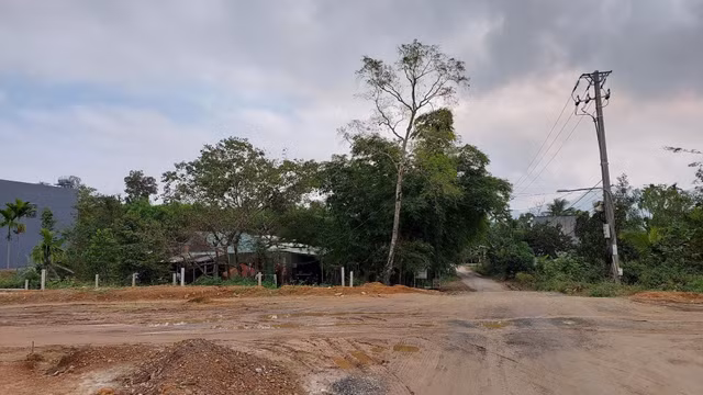 Dự án đường vành đai nghìn tỷ Tây Đà Nẵng: Nhiều hạng mục vẫn còn ngổn ngang - Hình 8 Du an duong vanh dai nghin ty Tay Da Nang: Nhieu hang muc van con ngon ngang-Hinh-8