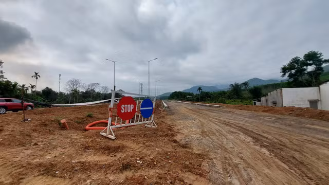 Dự án đường vành đai nghìn tỷ Tây Đà Nẵng: Nhiều hạng mục vẫn còn ngổn ngang - Hình 6 Du an duong vanh dai nghin ty Tay Da Nang: Nhieu hang muc van con ngon ngang-Hinh-6