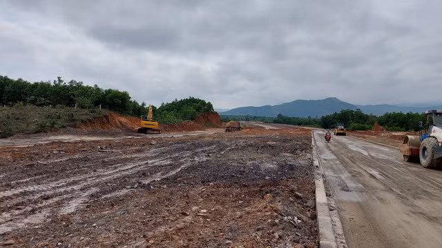 Dự án đường vành đai nghìn tỷ Tây Đà Nẵng: Nhiều hạng mục vẫn còn ngổn ngang - Hình 5 Du an duong vanh dai nghin ty Tay Da Nang: Nhieu hang muc van con ngon ngang-Hinh-5