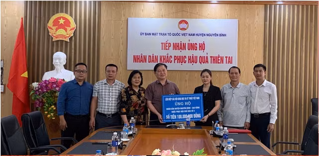 Chủ tịch Phan Xuân Dũng trao hỗ trợ đồng bào vũng lũ Nguyên Bình Chu tich Phan Xuan Dung trao ho tro dong bao vung lu Nguyen Binh