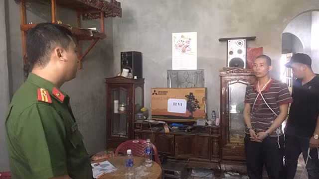 Bùi Văn Công diễn lại cảnh đồi bại với nữ sinh giao gà - Hình 3 Bui Van Cong dien lai canh doi bai voi nu sinh giao ga-Hinh-3