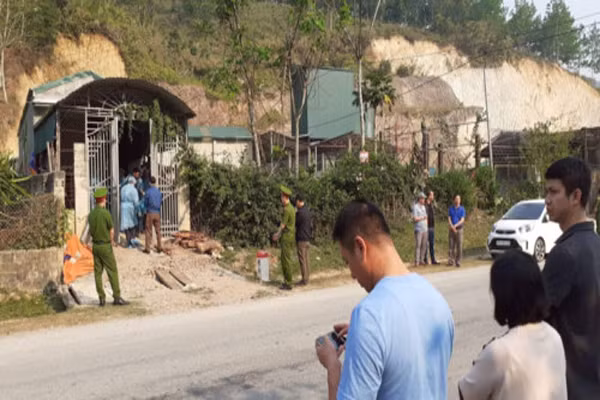 Bùi Văn Công diễn lại cảnh đồi bại với nữ sinh giao gà - Hình 11 Bui Van Cong dien lai canh doi bai voi nu sinh giao ga-Hinh-11