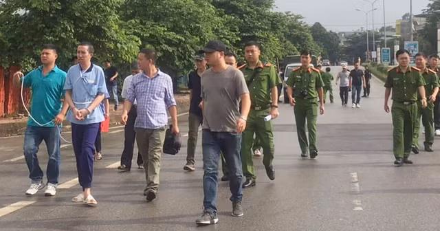 Bùi Văn Công diễn lại cảnh đồi bại với nữ sinh giao gà Bui Van Cong dien lai canh doi bai voi nu sinh giao ga