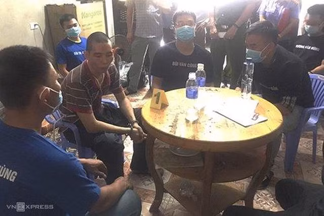 Bùi Văn Công diễn lại cảnh đồi bại với nữ sinh giao gà - Hình 5 Bui Van Cong dien lai canh doi bai voi nu sinh giao ga-Hinh-5