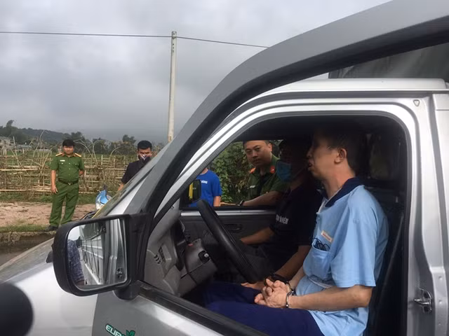 Bùi Văn Công diễn lại cảnh đồi bại với nữ sinh giao gà - Hình 9 Bui Van Cong dien lai canh doi bai voi nu sinh giao ga-Hinh-9