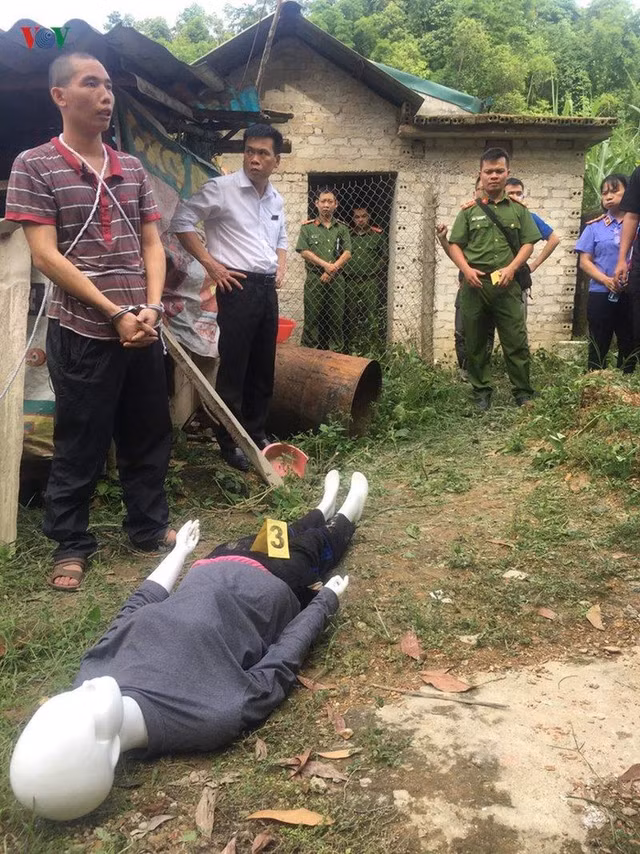 Bùi Văn Công diễn lại cảnh đồi bại với nữ sinh giao gà - Hình 4 Bui Van Cong dien lai canh doi bai voi nu sinh giao ga-Hinh-4