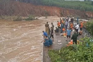 Nghệ An: Người đàn ông bị nước cuốn khi bắt cá, hàng trăm người tìm kiếm