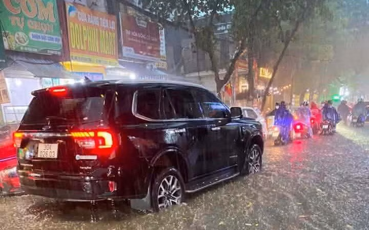 Mưa dông đột ngột gây khó khăn cho người dân Hà Nội chiều 27/8