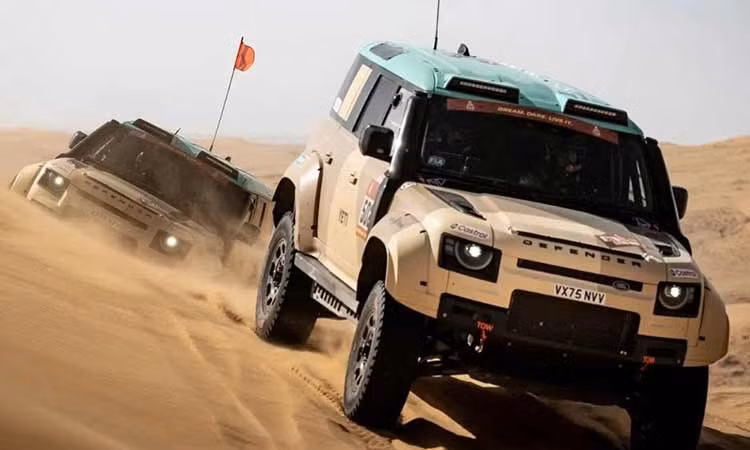 Land Rover "gây sốc" - đem siêu SUV đua Dakar Rally ra chạy phố