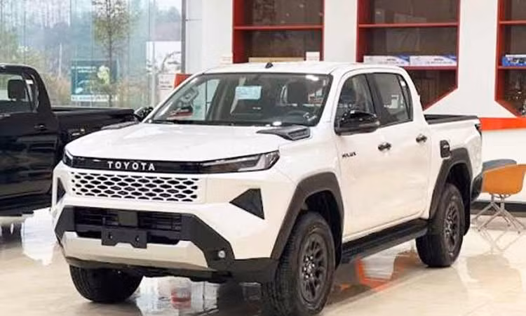 Toyota Hilux mới giảm giá sốc tại Việt Nam, bản Pro còn 666 triệu đồng