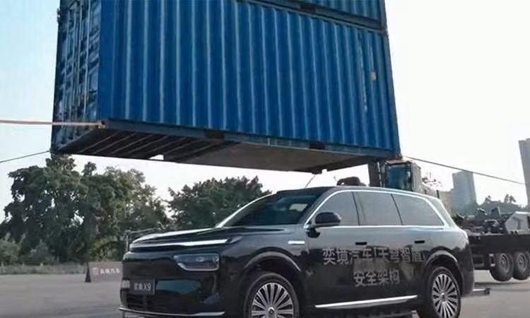 Epicland X9 thử thách giới hạn với container 16 tấn đè lên nóc