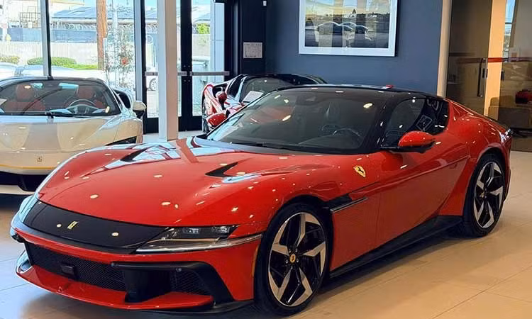 Mục sở thị siêu xe Ferrari 12 Cilindri bạc tỷ đầu tiên về Việt Nam