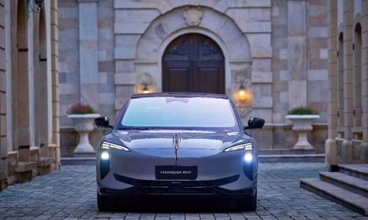 Hongqi EHS7 - ôtô trang bị cửa nóc năng lượng mặt trời đầu tiên