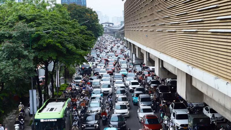 Ùn tắc kéo dài tại Hà Nội sau kỳ nghỉ lễ, các tuyến đường chật phương tiện