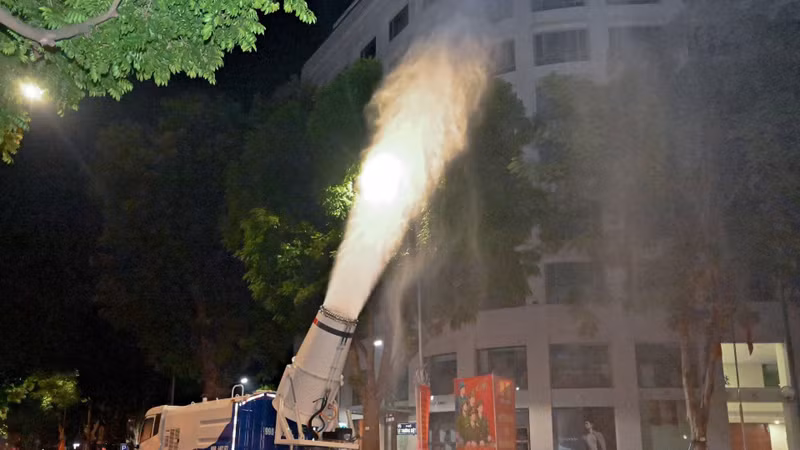 [GALLERY] Hà Nội thử nghiệm xe phun sương dập bụi trên nhiều tuyến phố