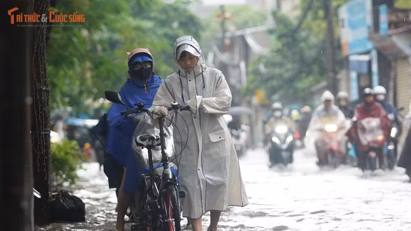 Mưa lớn gây ngập tại Hà Nội, nhiều phương tiện chết máy phải dắt bộ