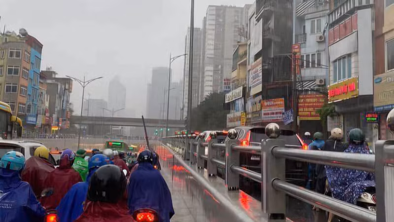 Mưa lớn khiến giao thông Hà Nội ùn ứ kéo dài cuối ngày