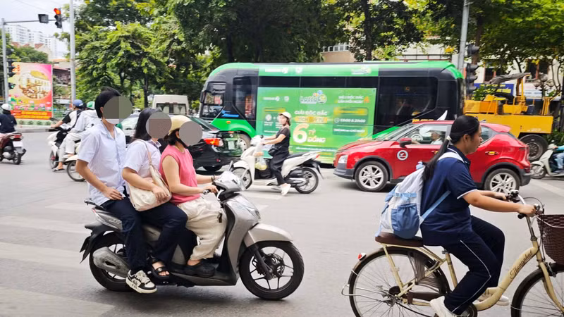 Hà Nội đẩy mạnh tuyên truyền và xử lý vi phạm an toàn giao thông cho học sinh