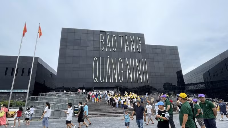 Khách du lịch đổ về đâu, doanh thu hàng trăm tỷ đồng chảy về đó?