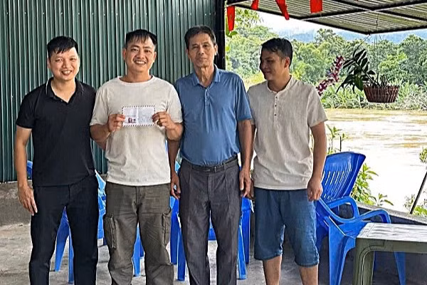 Người đàn ông lao xuống sông cứu cụ bà 72 tuổi bị nước lũ cuốn ở Nghệ An