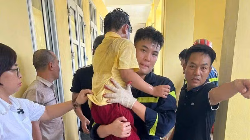 Học sinh lớp 2 mắc kẹt trong khe tường được giải cứu an toàn